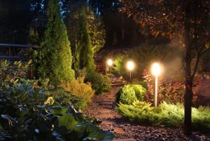 het-plaatsen-van-tuinverlichting
